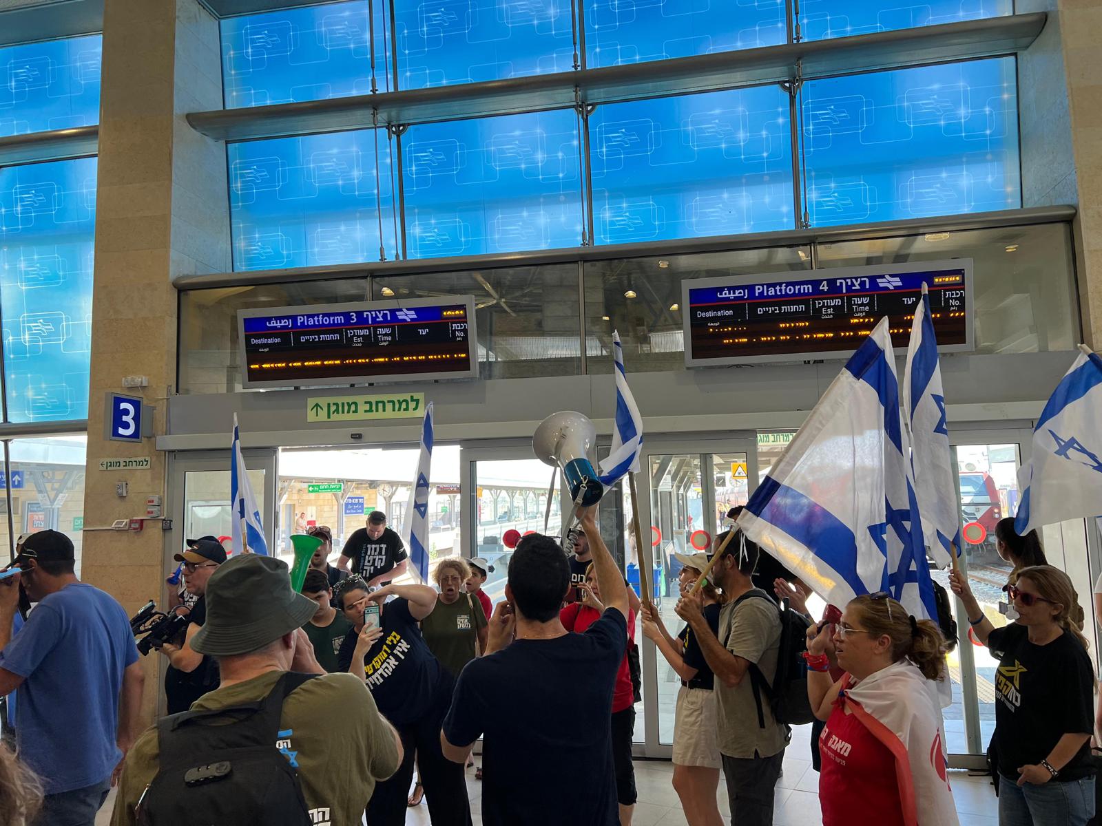 המחאה ברכבת מרכז בבאר שבע (צילום: גל בלוק)